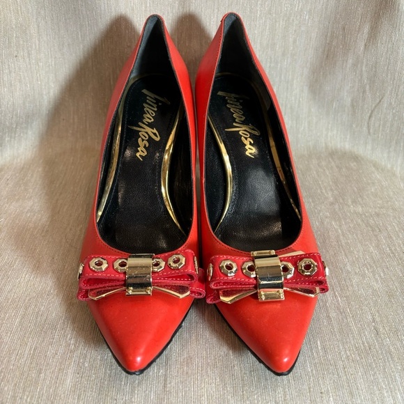 LINEA ROSA Sz 38 Pointy Bow at Toe Cap Metal Accents Heels Statement Shoes - Picture 2 of 12